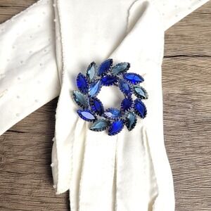 Vintage brooch blue glass open-back rhinestone circle or‎ wreath dogtooth prongs